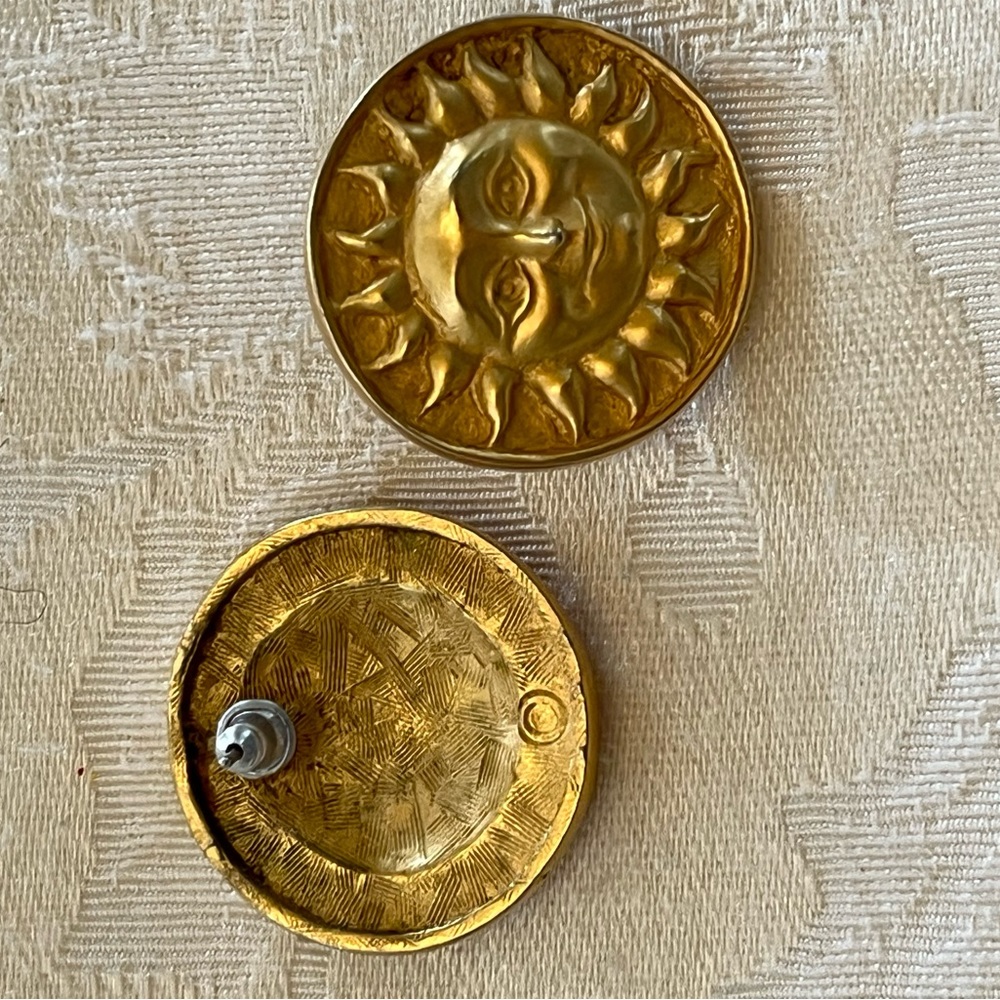 Vintage 1990s smiling sun face goldtone pierced earrings - Picture 3 of 9